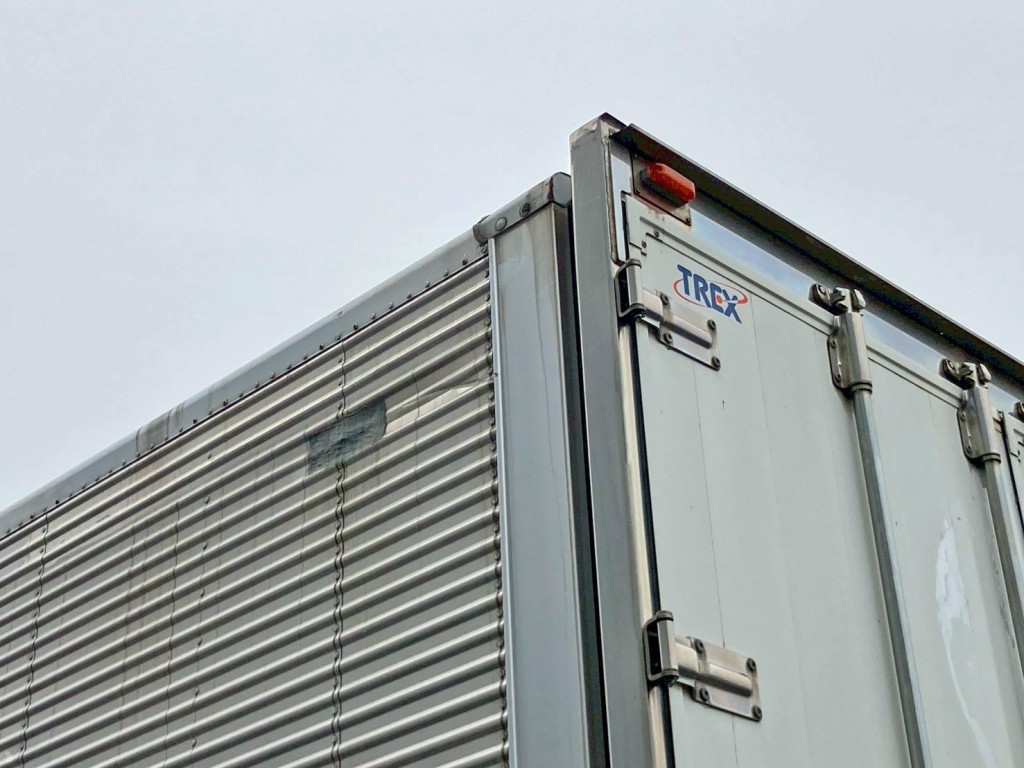 助手席側ウイング羽根後方上部に補修箇所・ヘコミがあります。|トレクス PFB34116の写真36