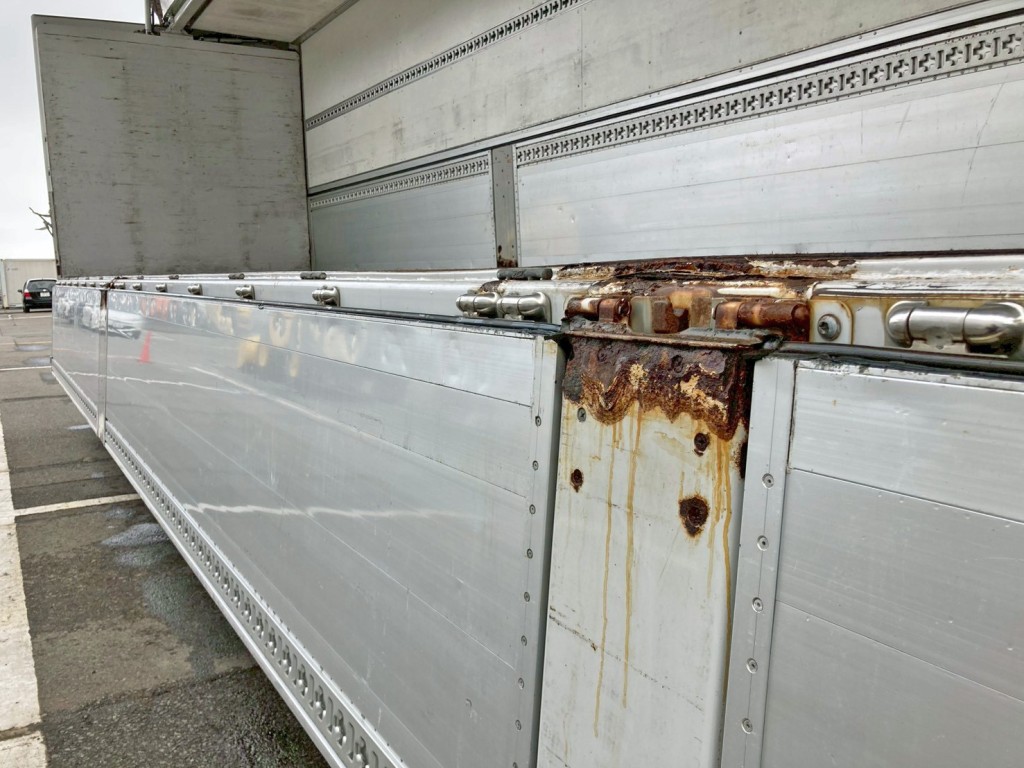 助手席側アオリ中央部の所々にヘコミがあります。|トレクス  PFB34116の写真41