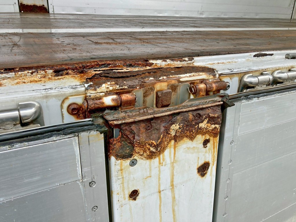 助手席側後方の中柱下部 及び 周辺に腐食・欠損があります。|トレクス PFB34116の写真44