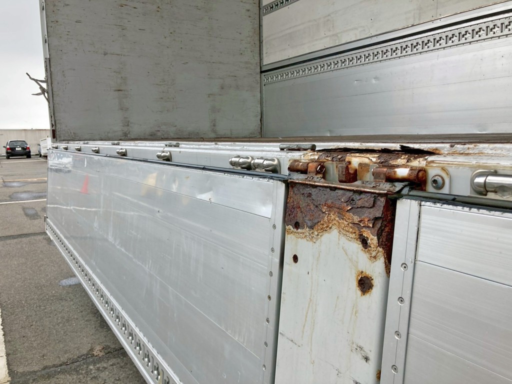 助手席側アオリ前方の所々にヘコミがあります。|トレクス PFB34116の写真45