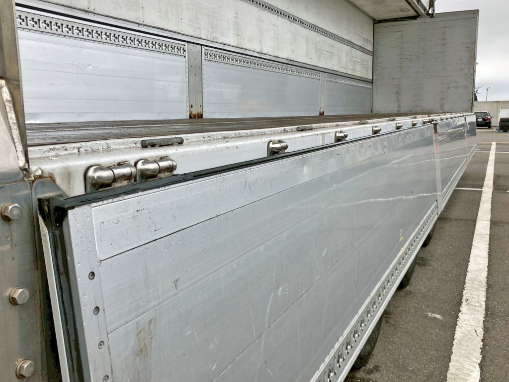 運転席側アオリ後方の所々にヘコミがあります。|トレクス  PFB34116の写真45