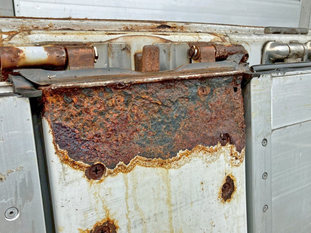 運転席側後方の中柱下部に腐食・穴あきがあります。|トレクス  PFB34116の写真47