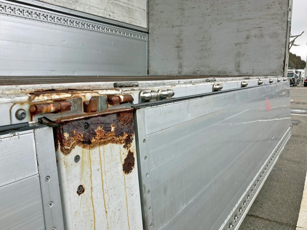 運転席側アオリ前方の所々にヘコミがあります。|トレクス  PFB34116の写真48