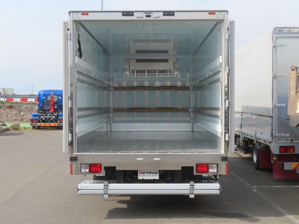 門口周りはステンレス製で床はシステムフロア形状です。|日野 レンジャー 2KG-FD2ABG(2WD)の写真24