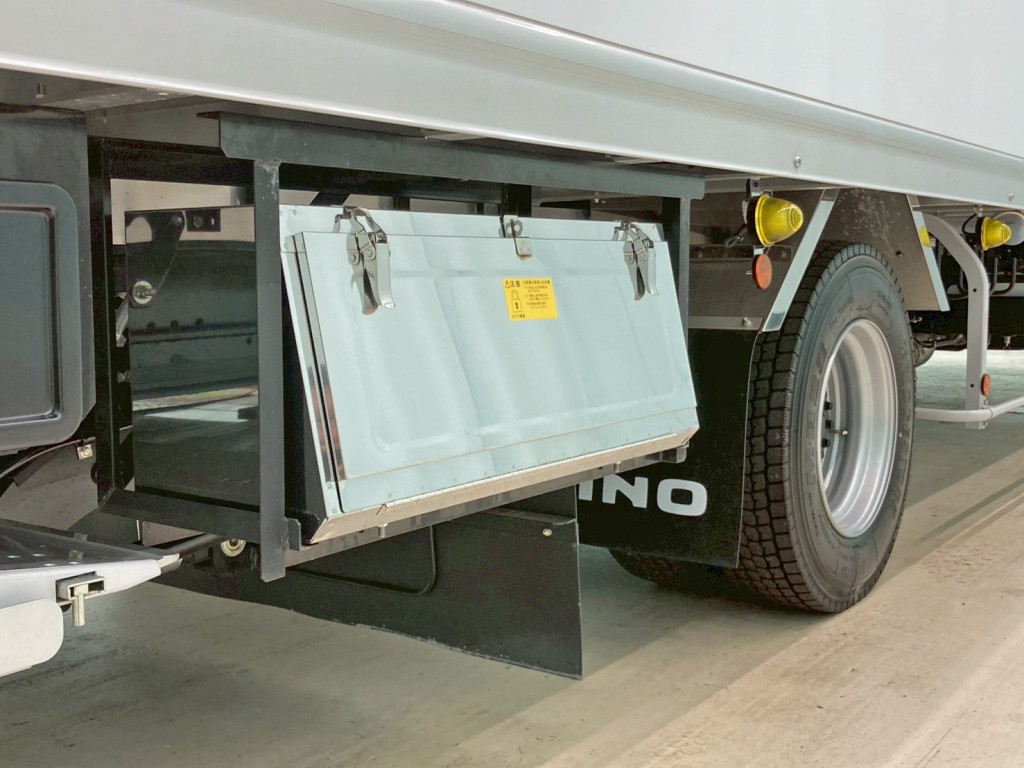 ボディー運転席側後方にステンレス製の工具箱が付いています。|日野 レンジャー 2KG-FD2ABG(2WD)の写真20