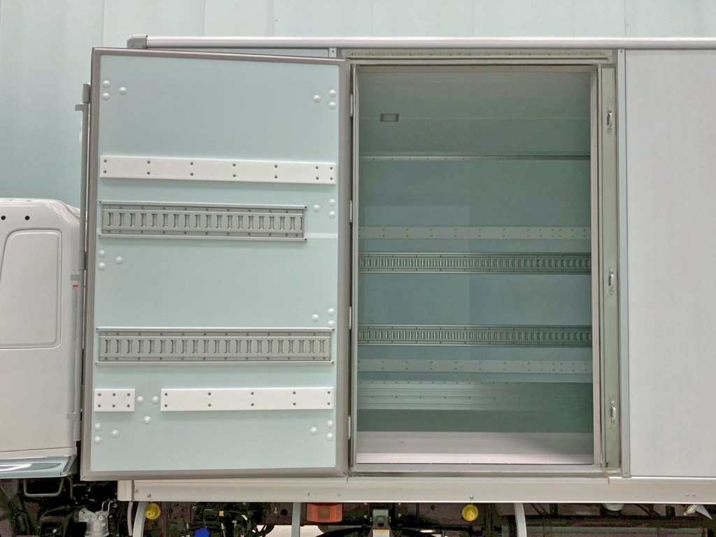 サイドドアを開いた状態です。(門口周りはステンレス製です)|日野 レンジャー 2KG-FD2ABG(2WD)の写真22