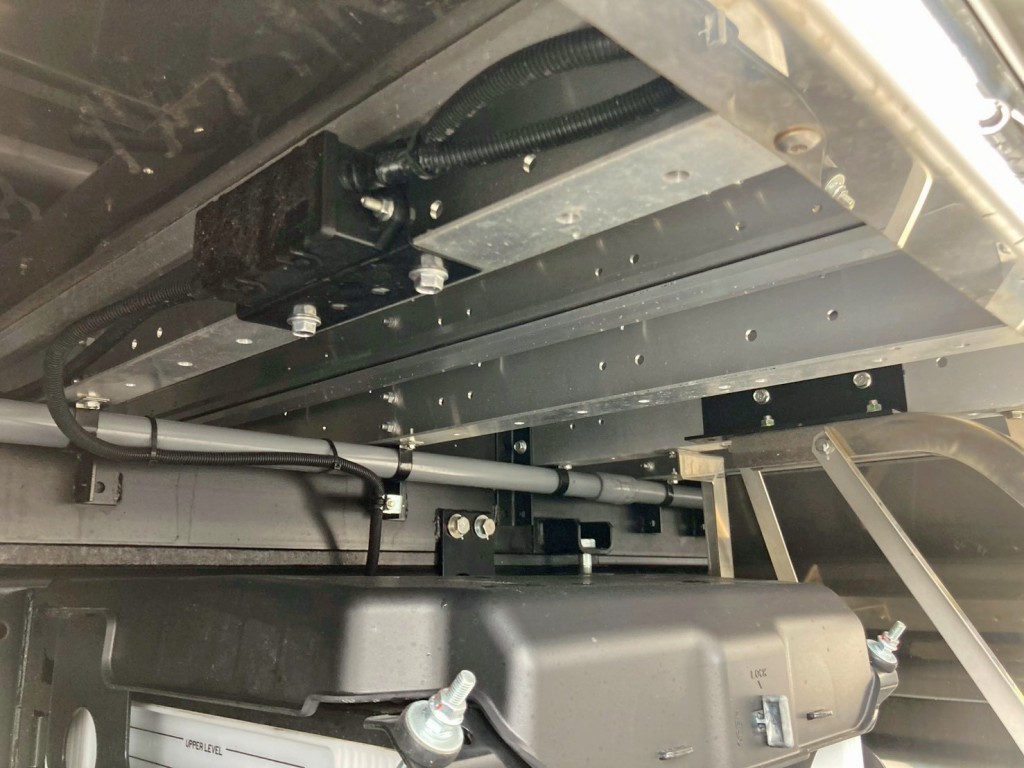 シャーシとネタの状態です。(縦ネタは鉄製・横ネタはアルミ製です)|日野 プロフィア 2DG-FW1AHCの写真6