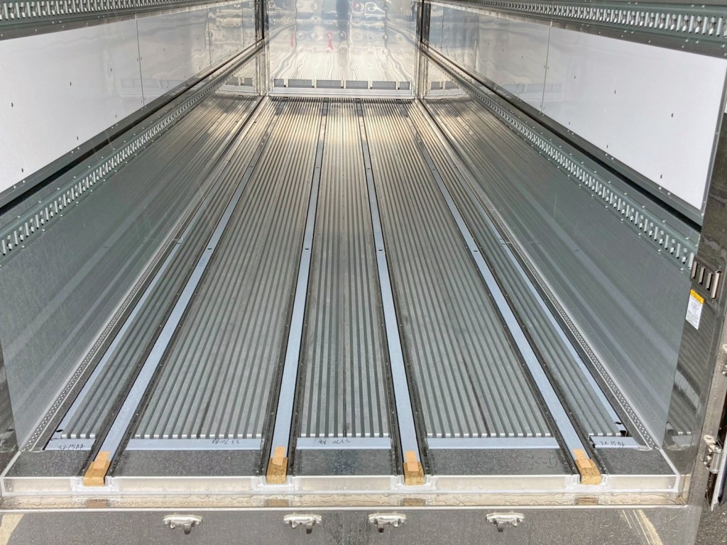 床はI型キーストン・アルミ製です。(ジョロダーレールが4列付いています)|日野 プロフィア 2DG-FW1AHCの写真10