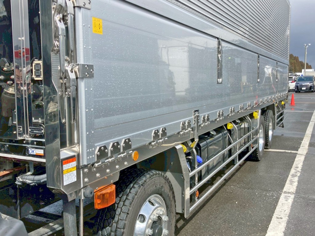 ボディー前方左右にもウイングの開閉スイッチが付いています。|日野 プロフィア 2DG-FW1AHCの写真17