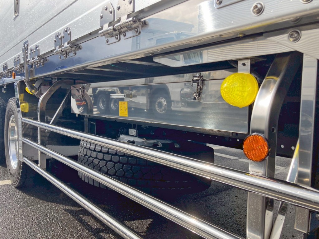 ボディー助手席側後方にステンレス製のジョロダー入れが付いています。|日野 プロフィア 2DG-FW1AHCの写真19