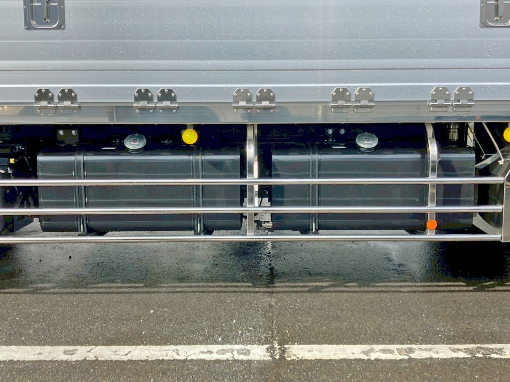 燃料タンクは300Lが2つ付いています。|日野 プロフィア 2DG-FW1AHCの写真24