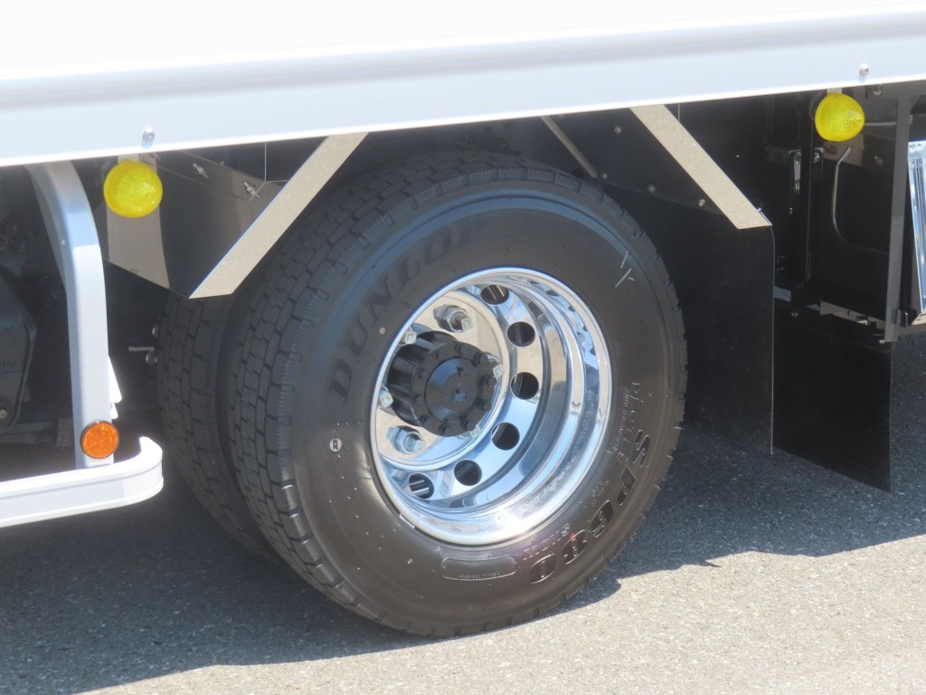 リアフェンダーはステンレス製・ホイールはアルミ製です。|三菱 ファイター 2KG-FK65F(2WD)の写真8