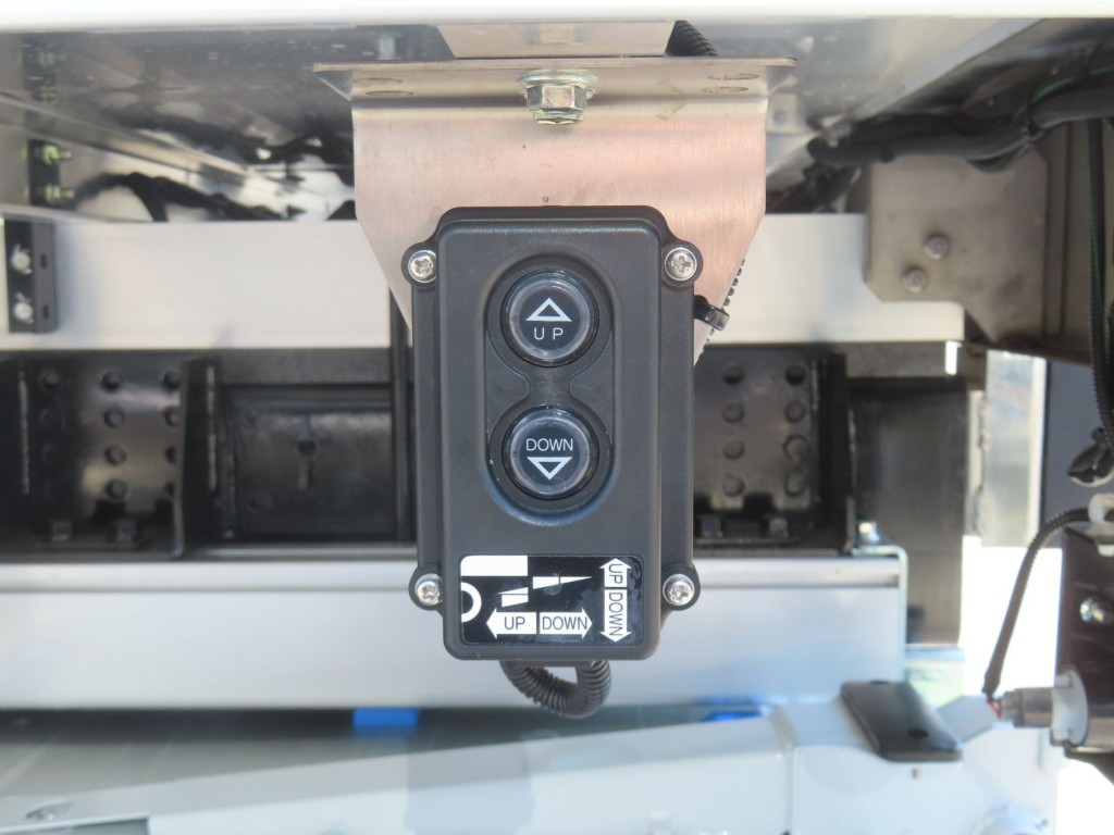 ゲートの操作スイッチです。|三菱 ファイター 2KG-FK65F(2WD)の写真15