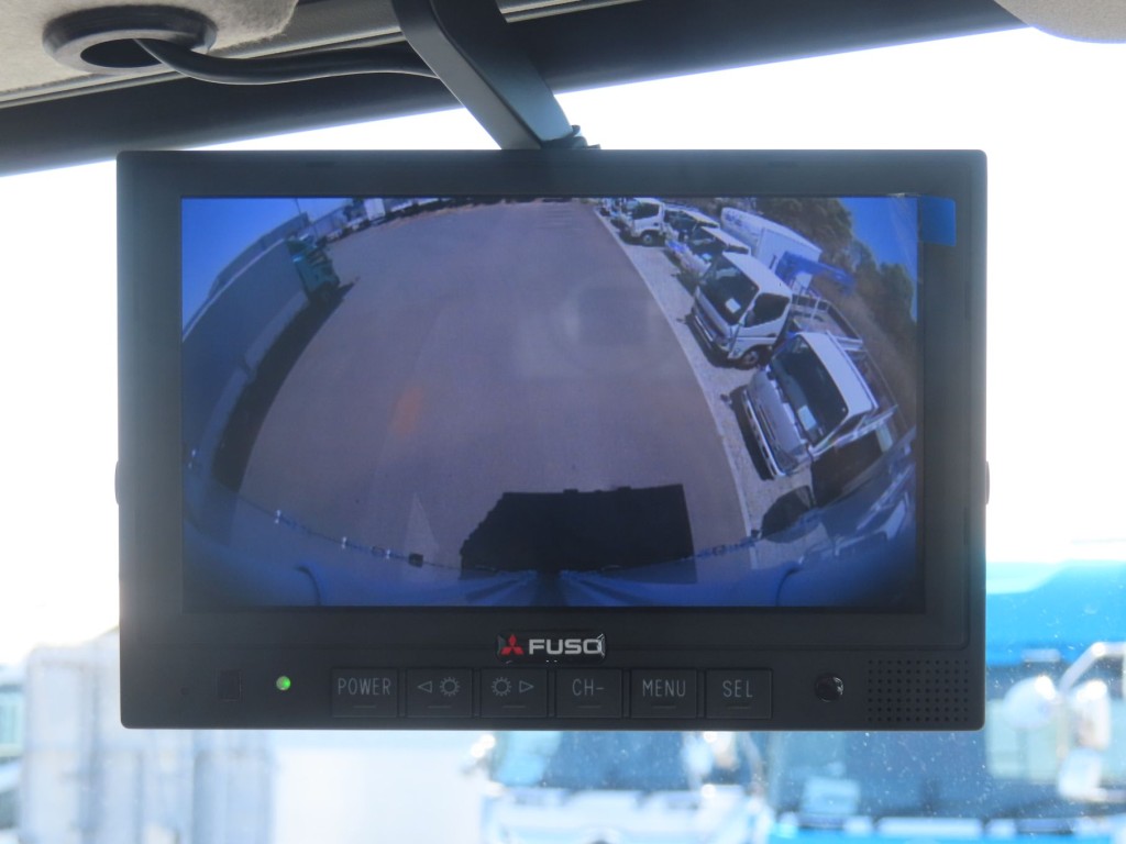 液晶バックモニター付きです。|三菱 ファイター 2KG-FK65F(2WD)の写真19