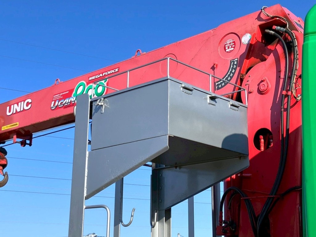 プロテクター前方左右に工具箱が付いています。|UDトラックス クオン QKG-CG5ZMの写真13