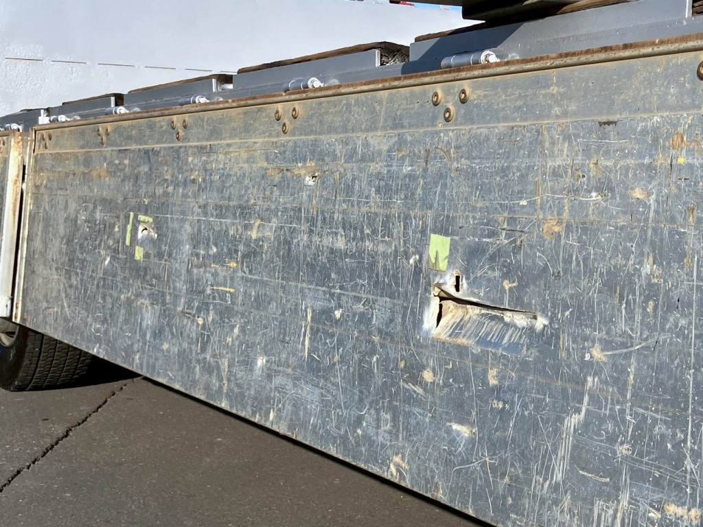 助手席側アオリ内側凹み穴あきあります。|UDトラックス クオン QKG-CG5ZMの写真16