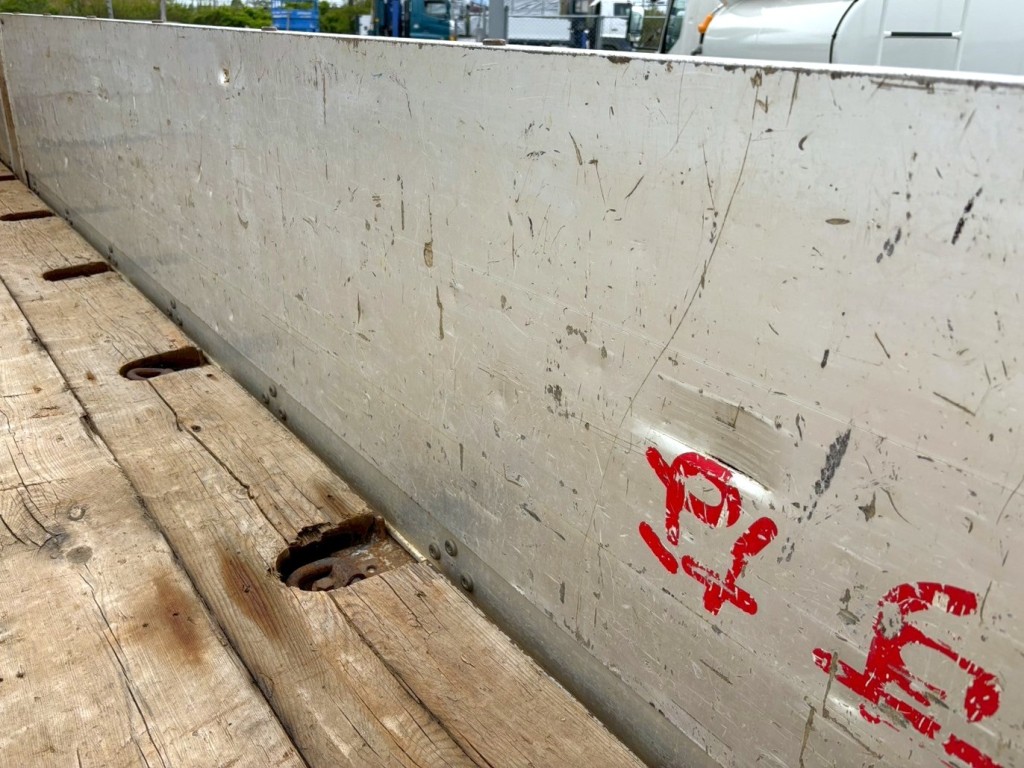 運転席側アオリ内側凹み傷あります。|UDトラックス クオン QKG-CG5ZMの写真17