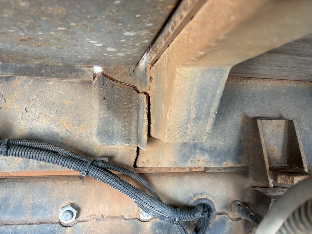 助手席側 縦ネタ2軸目付近に亀裂あります。|UDトラックス クオン QKG-CG5ZMの写真18