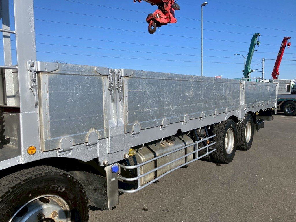 アオリにヘコミ傷あります。|UDトラックス クオン QKG-CG5ZMの写真19