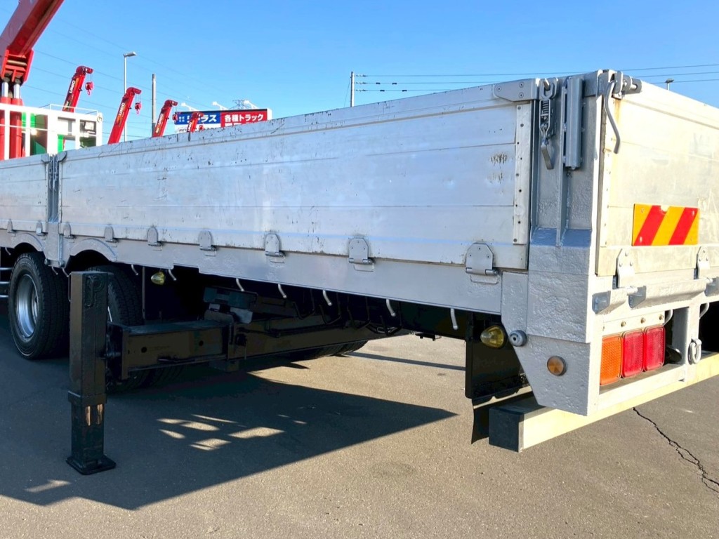 アオリにヘコミ傷あります。|UDトラックス クオン QKG-CG5ZMの写真21