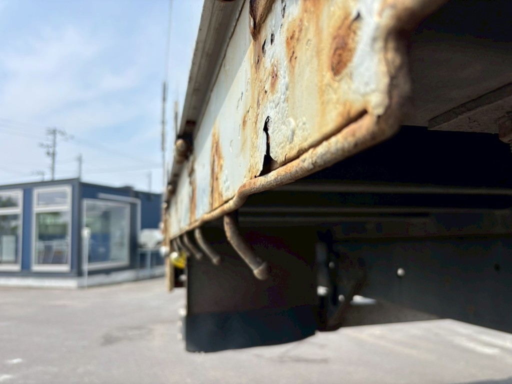 運転席側サイドレール曲がりあります。|UDトラックス クオン QKG-CG5ZMの写真24