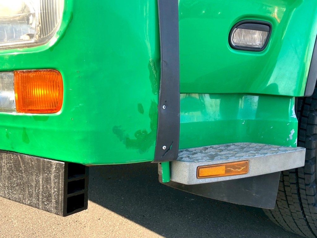 フロントバンパー助手席側補修痕、曲がりヘコミあります。|UDトラックス クオン QKG-CG5ZMの写真26