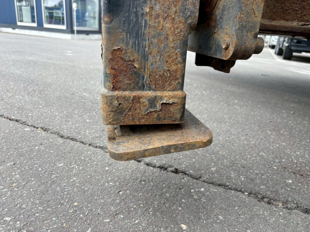 運転席側リヤジャッキ接地面斜めに固着しています。|UDトラックス クオン QKG-CG5ZMの写真28