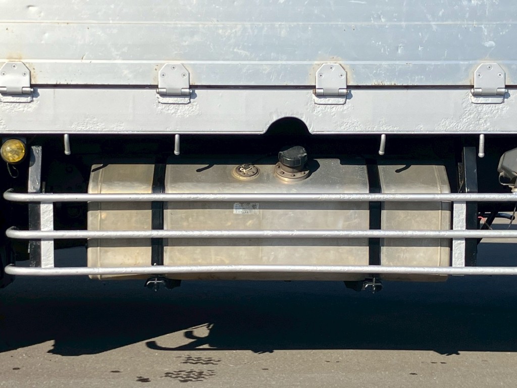 燃料タンクは300Lです。|UDトラックス クオン QKG-CG5ZMの写真32