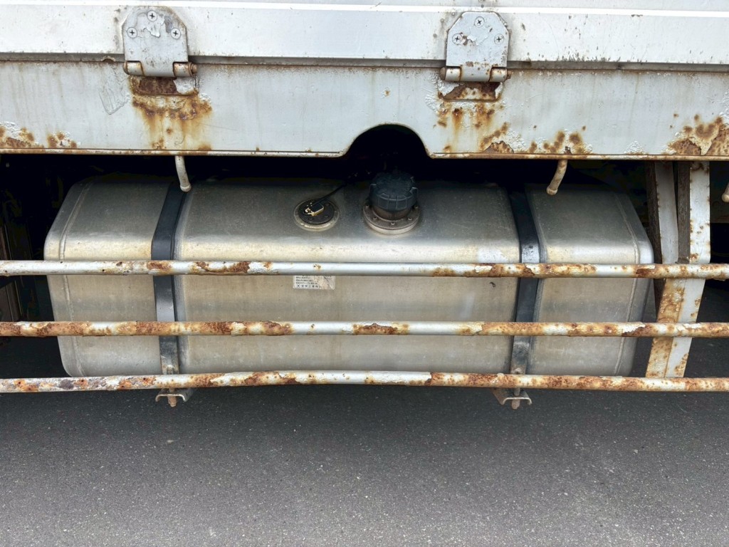 燃料タンクは300Lです。|UDトラックス クオン QKG-CG5ZMの写真38