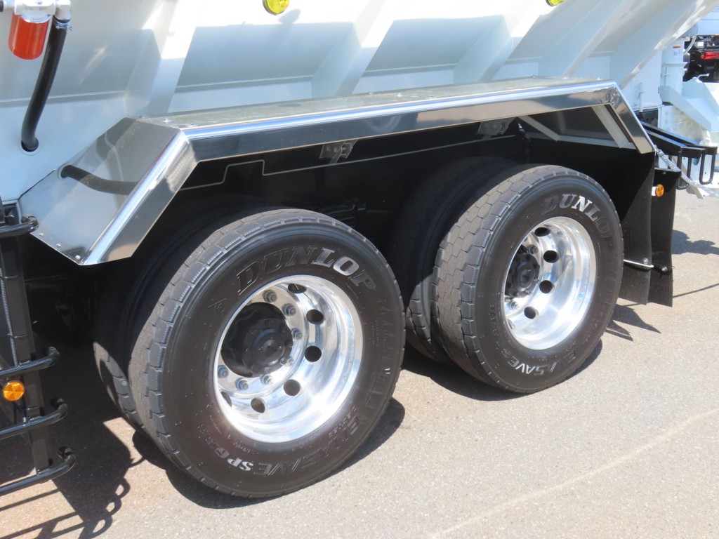 リアフェンダーはステンレス製・ホイールはアルミ製です。|三菱 スーパーグレート 2KG-FV80VYPの写真8