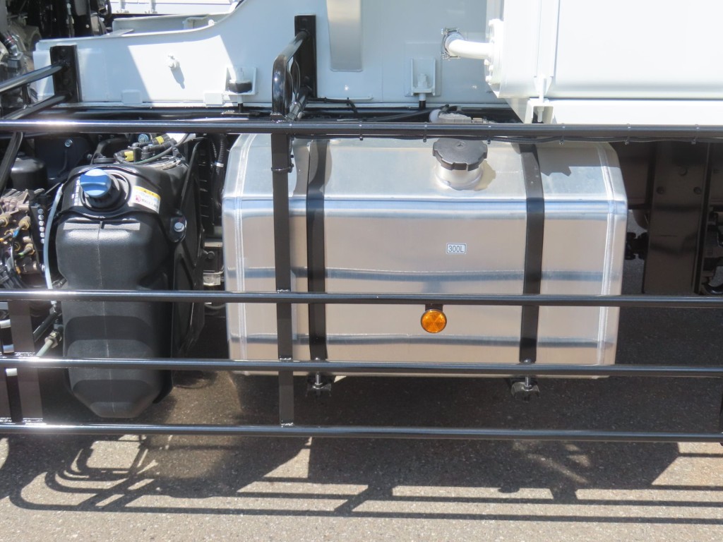 燃料タンクは300Lです。|三菱 スーパーグレート 2KG-FV80VYPの写真24