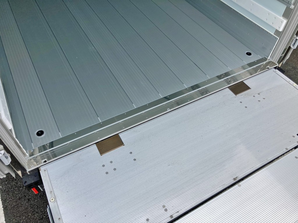 ゲートを上限まで上げた状態です。|日野 レンジャー 2KG-FD2ABG(2WD)の写真17