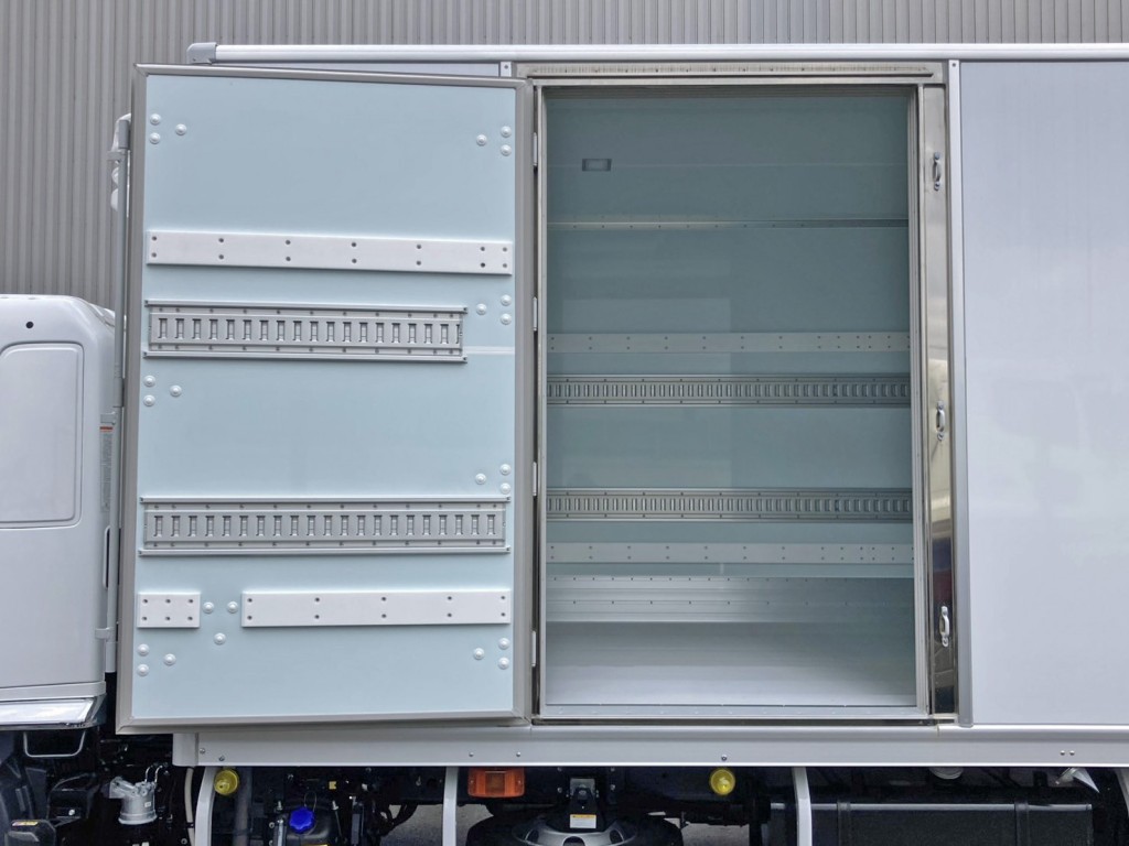 サイドドアを開いた状態です。(門口周りはステンレス製です)|日野 レンジャー 2KG-FD2ABG(2WD)の写真21