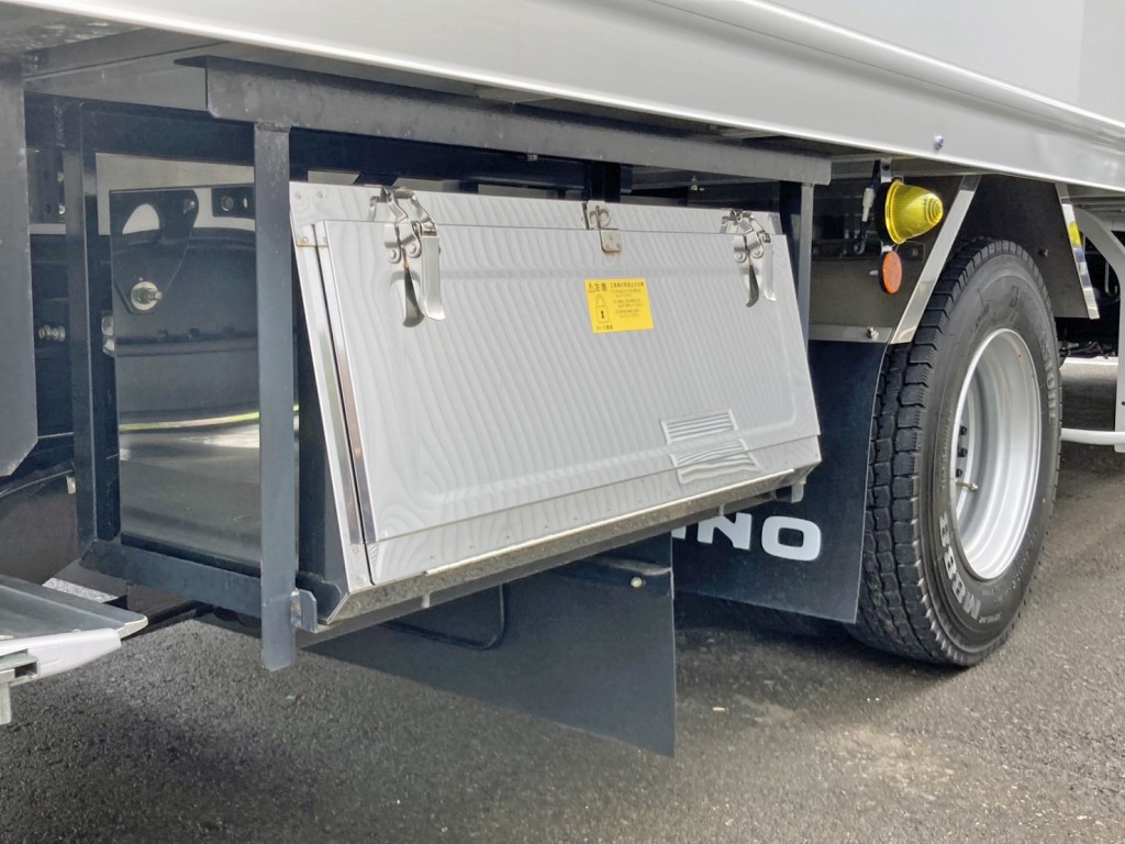 ボディー運転席側後方にステンレス製の工具箱が付いています。|日野 レンジャー 2KG-FD2ABG(2WD)の写真22