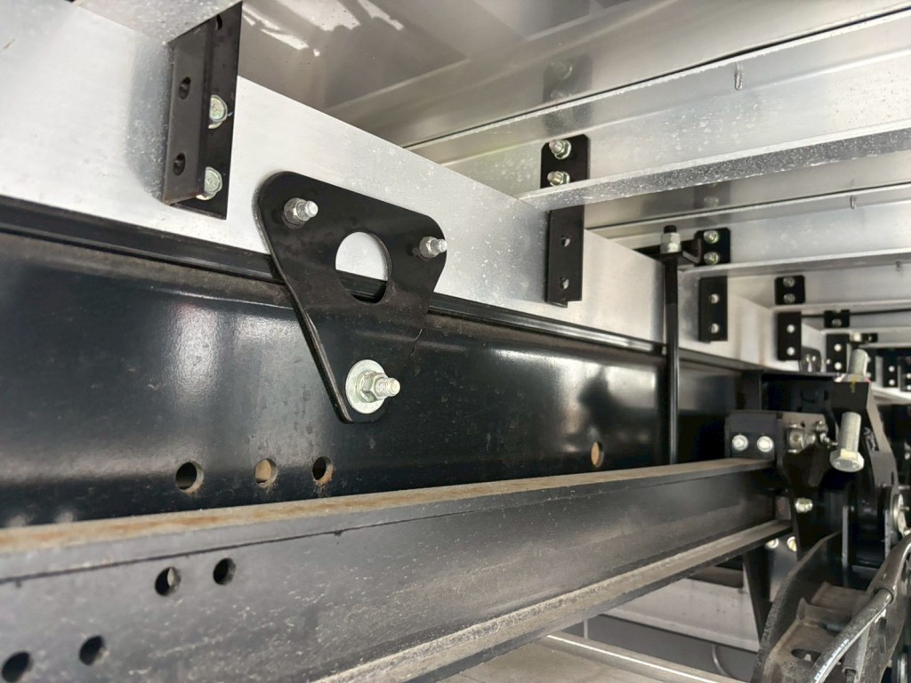 シャーシとネタの状態です。(縦ネタ・横ネタはアルミ製です)|日野 レンジャー 2KG-FD2ABG(2WD)の写真7