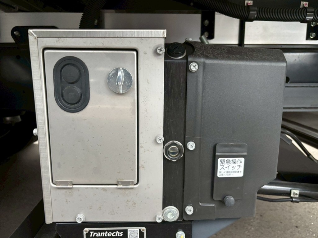 ゲートの昇降スイッチです。|日野 レンジャー 2KG-FD2ABG(2WD)の写真16