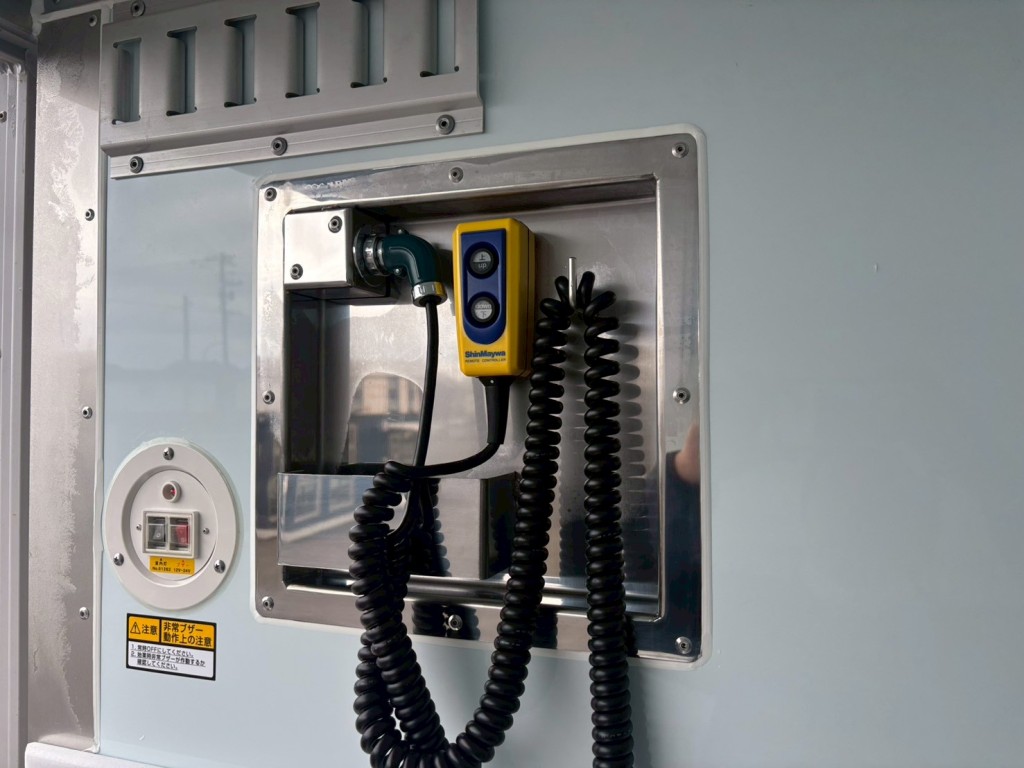 庫内にゲートのコントローラーがあります。|日野 レンジャー 2KG-FD2ABG(2WD)の写真17