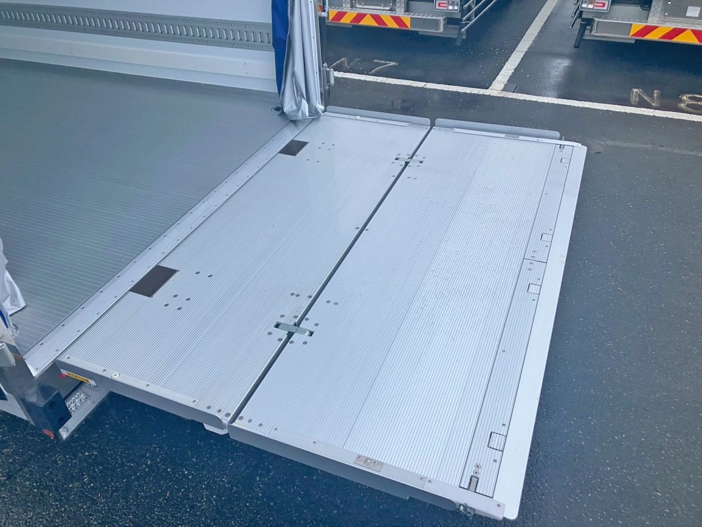 ゲートを上限まで上げた状態です。|日野 レンジャー 2KG-FD2ABG(2WD)の写真17