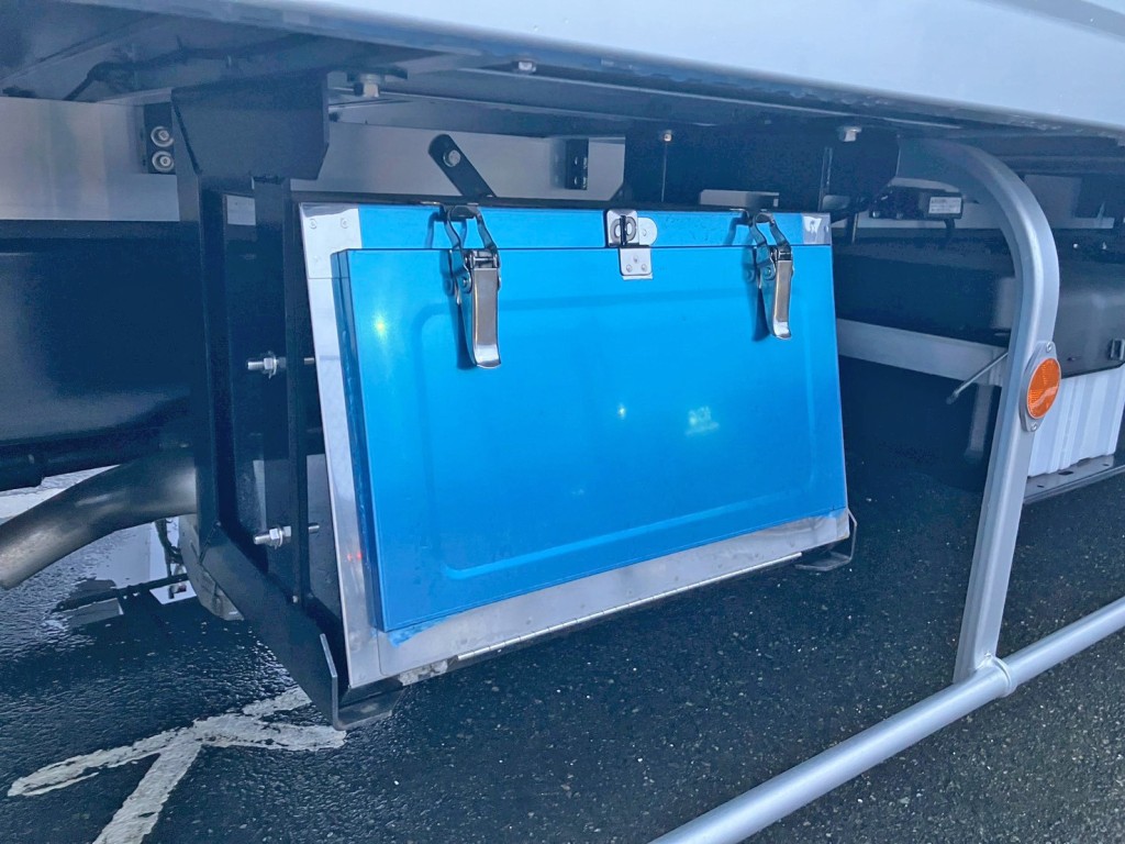 運転席側にステンレス製の工具箱が付いています。|日野 レンジャー 2KG-FD2ABG(2WD)の写真20