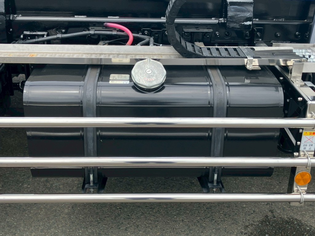 燃料タンクは200Lです。|日野 プロフィア 2DG-FQ1AJCの写真24