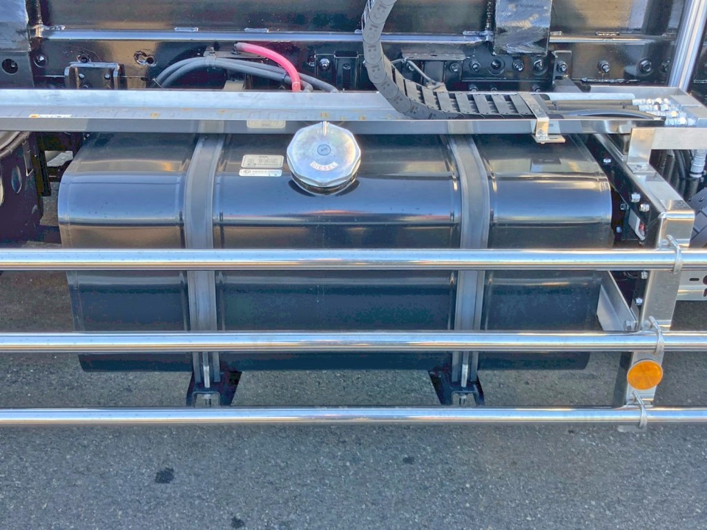 燃料タンクは200Lです。|日野 プロフィア 2DG-FQ1AJCの写真29