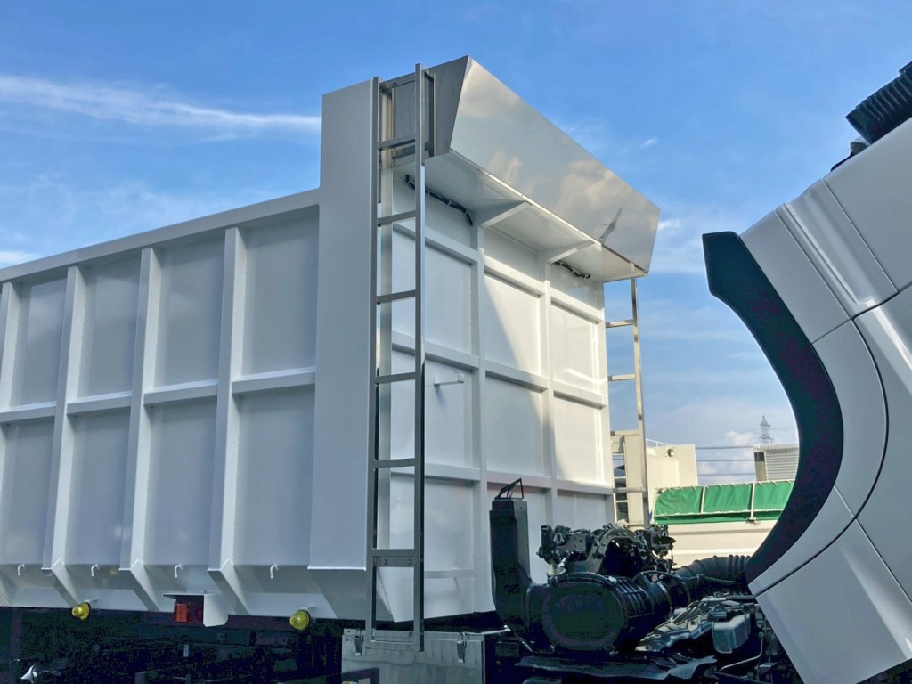 左右ハシゴはステンレス製・シートデッキにステンレスが張られています。|日野 プロフィア 2DG-FS1AJEの写真12