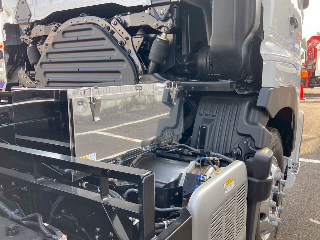 運転席側にステンレス製の工具箱が付いています。|日野 プロフィア 2DG-FS1AJEの写真16