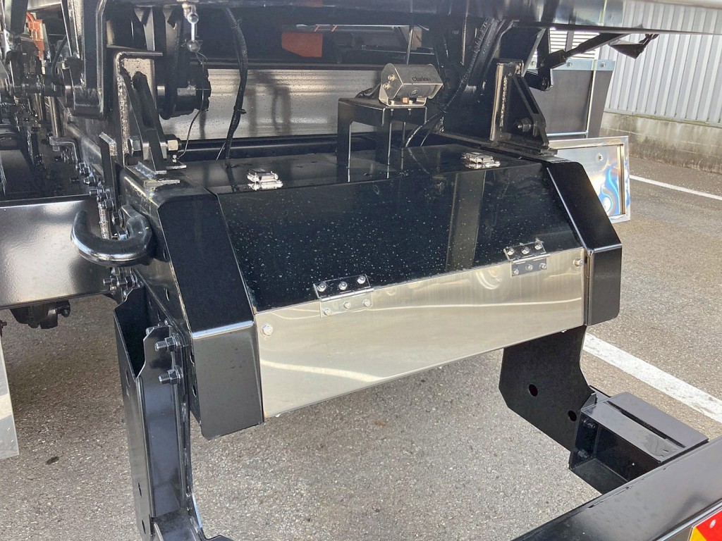 リヤに工具箱が付いています。|日野 プロフィア 2DG-FS1AJEの写真19