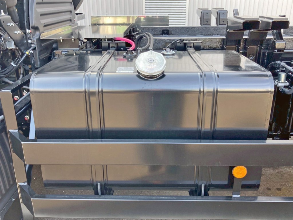 燃料タンクは300Lです。|日野 プロフィア 2DG-FS1AJEの写真21