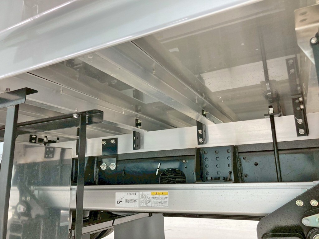 シャーシとネタの状態です。(縦ネタ・横ネタはアルミ製です)|三菱 ファイター 2KG-FK65F(2WD)の写真6