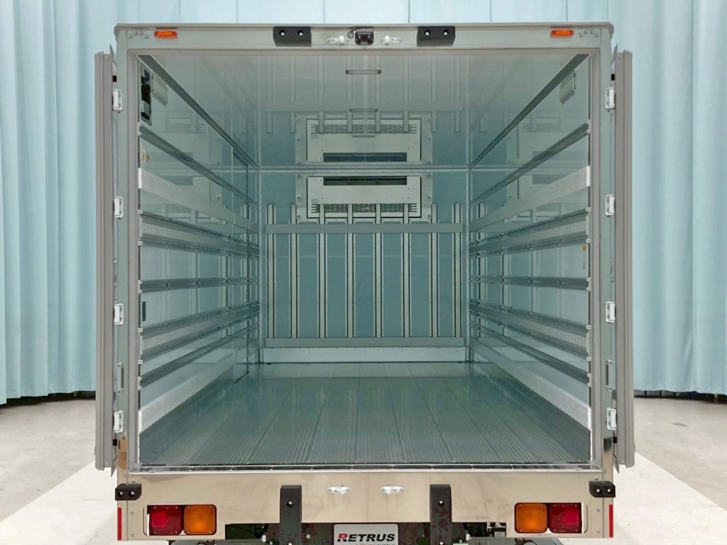 門口周りはステンレス製です。|三菱 ファイター 2KG-FK65F(2WD)の写真12