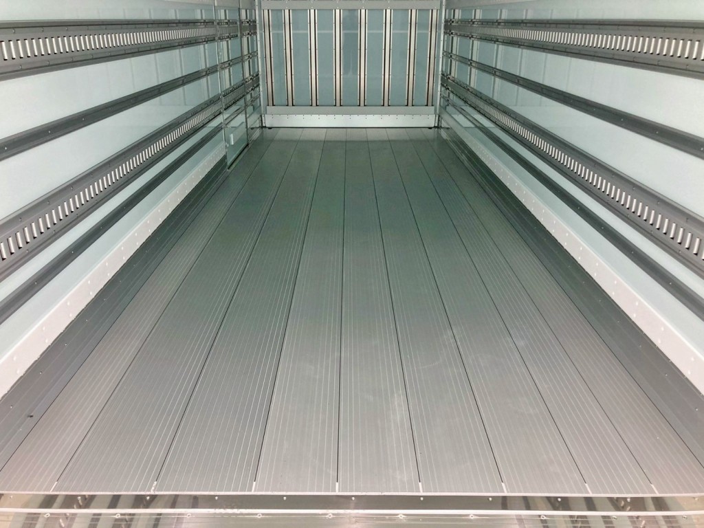 床はシステムフロアー アルミ製です。|三菱 ファイター 2KG-FK65F(2WD)の写真13