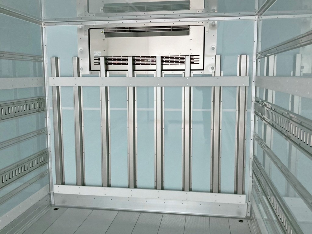 冷凍機の吹き出し口です。|三菱 ファイター 2KG-FK65F(2WD)の写真14