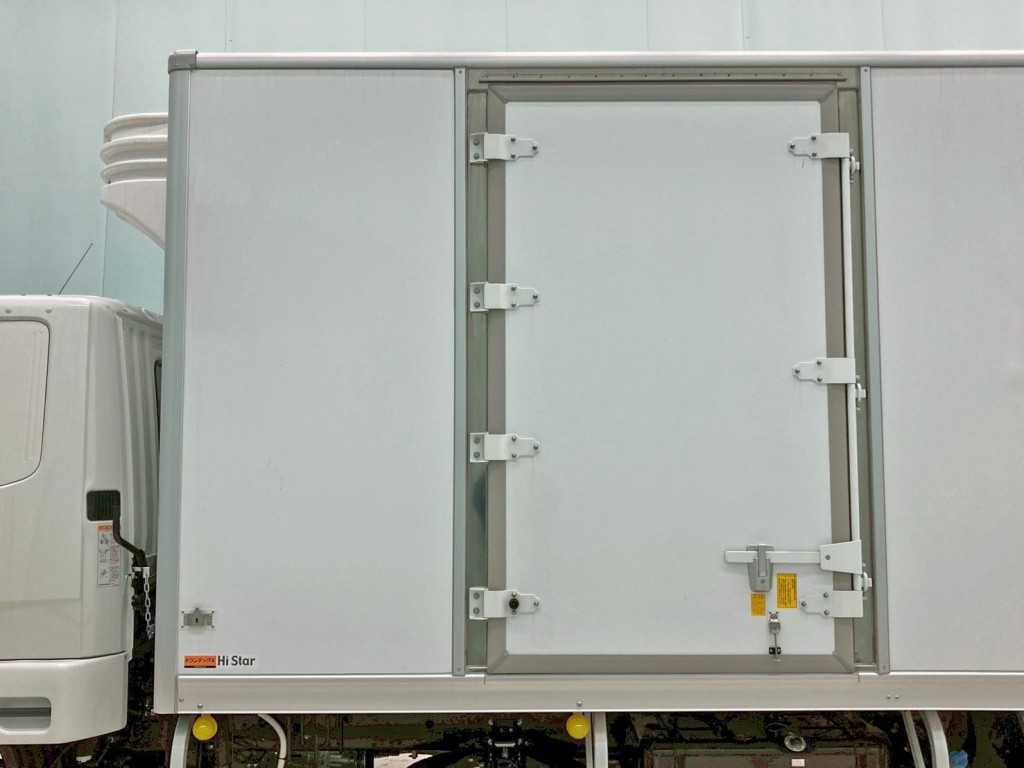 ボディー助手席側前方に片開き式のサイドドアが付いています。|三菱 ファイター 2KG-FK65F(2WD)の写真20